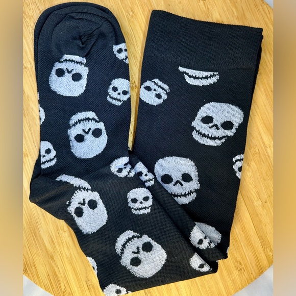 Compression Knee High Skull Pattern Socks - Picture 3 of 7
